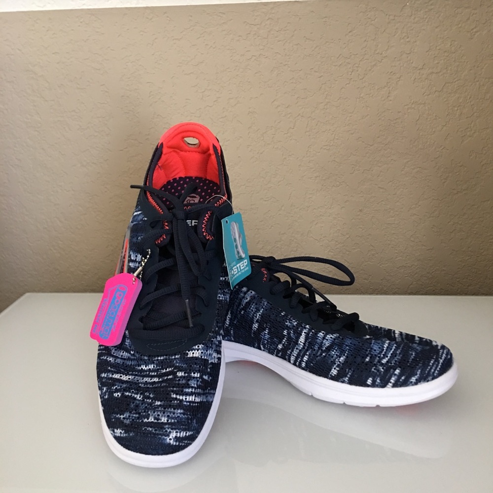 NIB Performance Go Step Lace-Up Walking Shoe